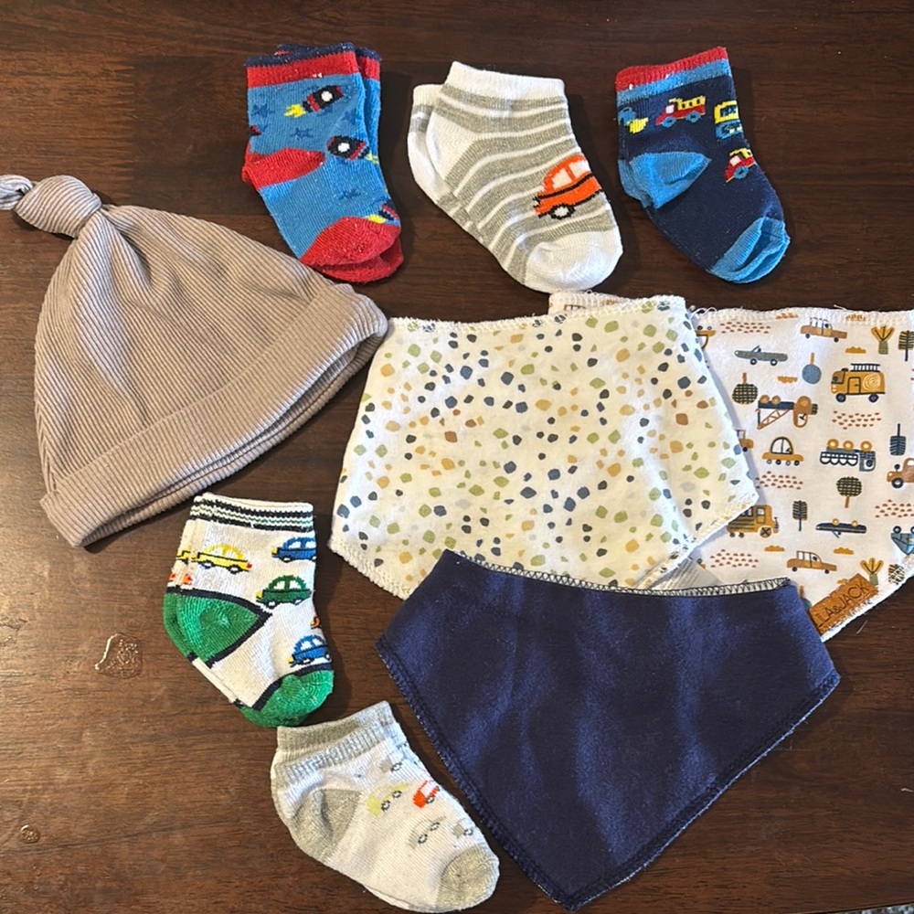 Baby Boy Starter Bundle – 3 Bibs, 1 Hat, 5 Socks 🍼🧢 (0–6M)